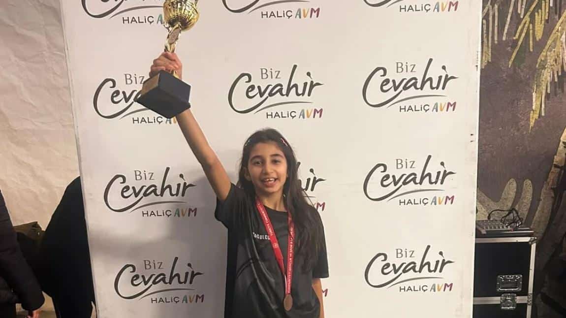 Satranç Turnuvaları'nda öğrencimiz Mina Çoğulcu, kategorisinde 3. oldu. 